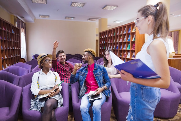 Giovani nella biblioteca che hanno riunione