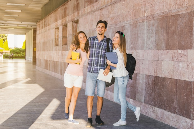 Foto gratuita i giovani che propongono con i libri