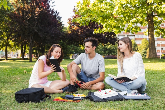 公園で一緒に勉強している若者たち