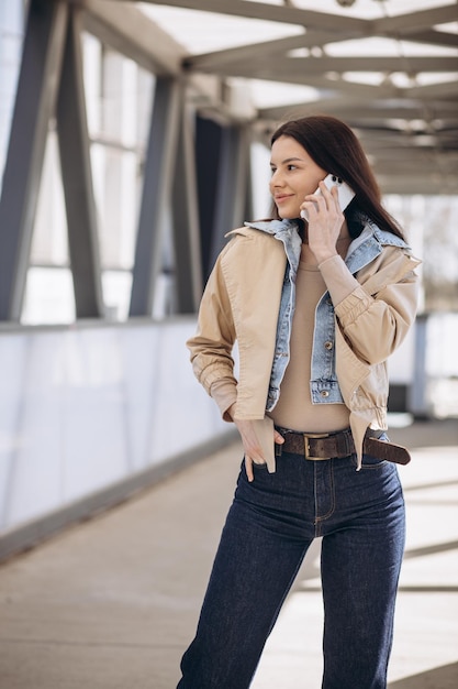 通りの外で電話を使用しているYounvg女性