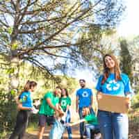 Foto gratuita giovani che puliscono la foresta dai rifiuti