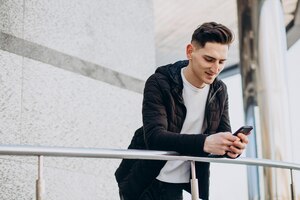 Бесплатное фото ypoung мужчина разговаривает по телефону на улице