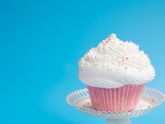 Бесплатное фото Вкусный день рождения кекс на синем фоне