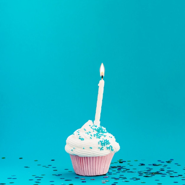 Вкусный день рождения кекс на синем фоне