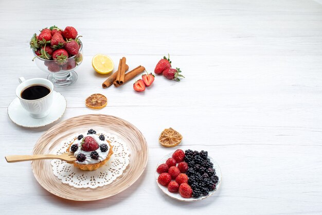вкусный сливочный торт с ягодами вместе с корицей чашка кофейных ягод на светлом столе, ягодный торт сладкого цвета