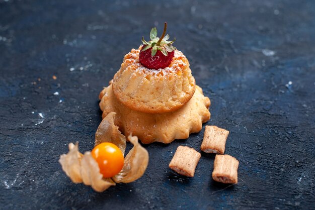 Gustosissima torta con biscotti a forma di cuscino sul blu