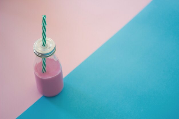 Foto gratuita milkshake rosa squisito