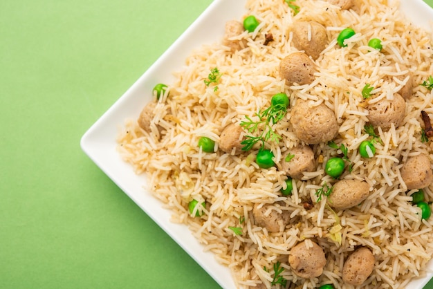 Вкусный соевый пулао, или плов, или пулав, или рис, или соевые бобы, жареный рис с горохом и фасолью, индийская или пакистанская кухня