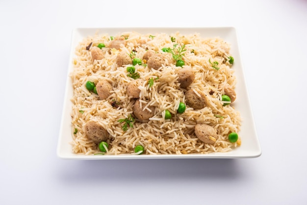 Yummy pulao di soia o pilav o pulav o riso o riso fritto a pezzi di soia con piselli e fagioli, cucina indiana o pakistana