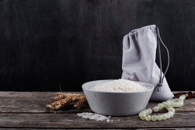 Foto gratuita zakat natura morta con riso e cereali