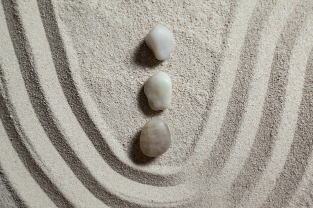 Foto gratuita giardino zen con sabbia rastrellata e pietre