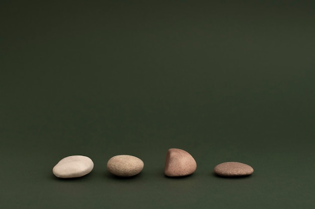 Камни дзен сложены на зеленом фоне в концепции здоровья и благополучия