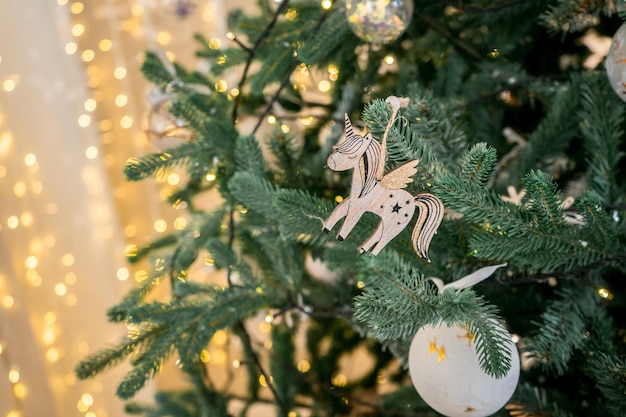 ユニコーンを着たクリスマスツリーの無駄のない装飾、ボケ。高品質の写真