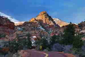 Foto gratuita zion national park con strada e neve