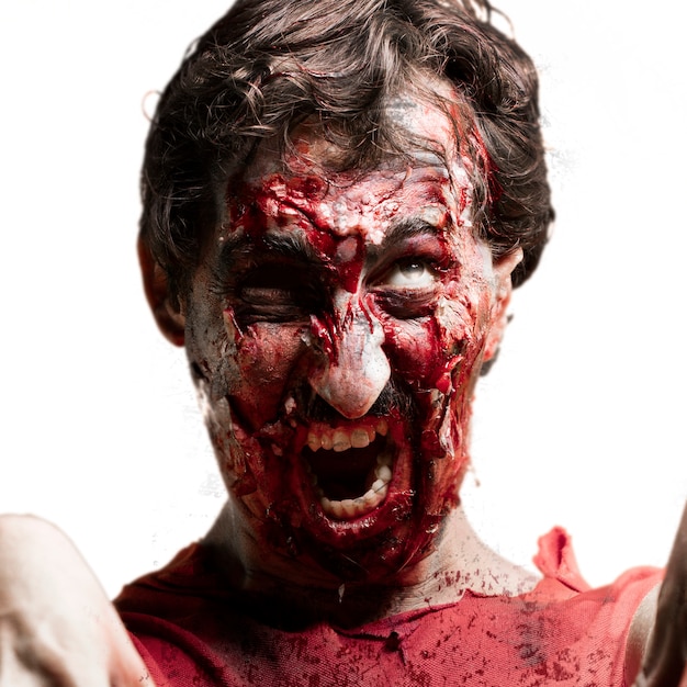 Foto gratuita zombie a stretto contatto con la bocca aperta