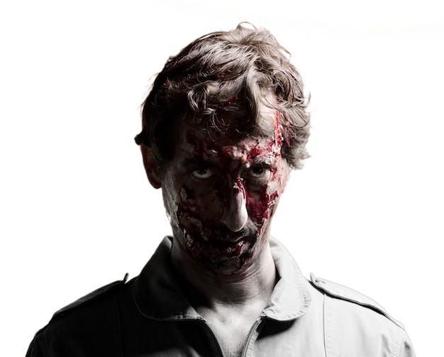 Foto gratuita zombie con la faccia scura