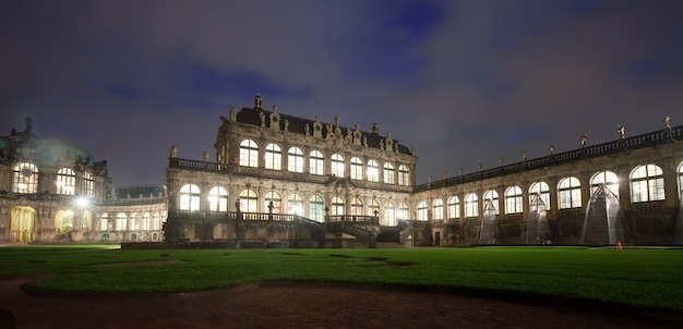 Дворец Цвингер в Дрездене в ночное время
