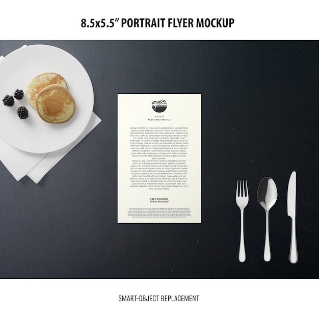 PSD gratuito 5,5 x 8,5 `` mockup di volantino verticale