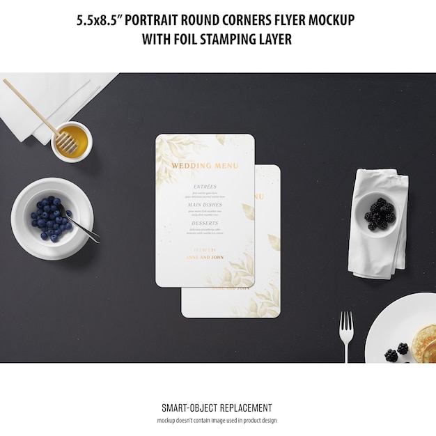 PSD gratuito 5,5 x 8,5 `` mockup di volantino verticale