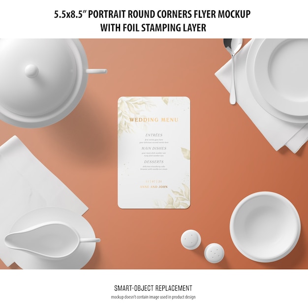 PSD gratuito 5,5 x 8,5 `` mockup di volantino verticale