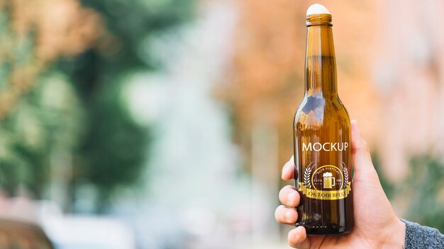 人が持っている正面のビール瓶 無料のpsdファイル