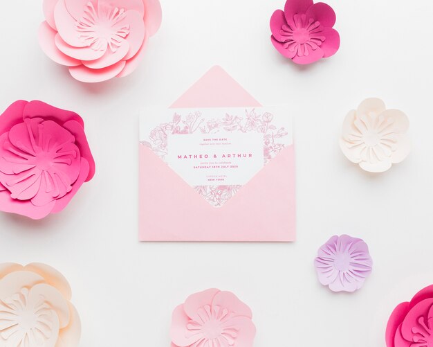 紙の花で結婚式の招待状のモックアップ 無料のpsdファイル