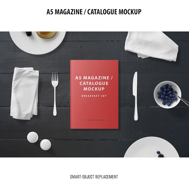 PSD gratuito a5 magazine catalog mockup