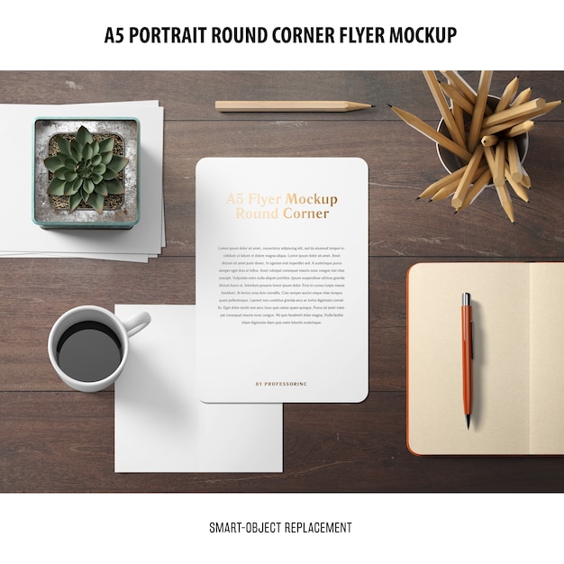 PSD gratuito mockup flyer ad angolo tondo a5