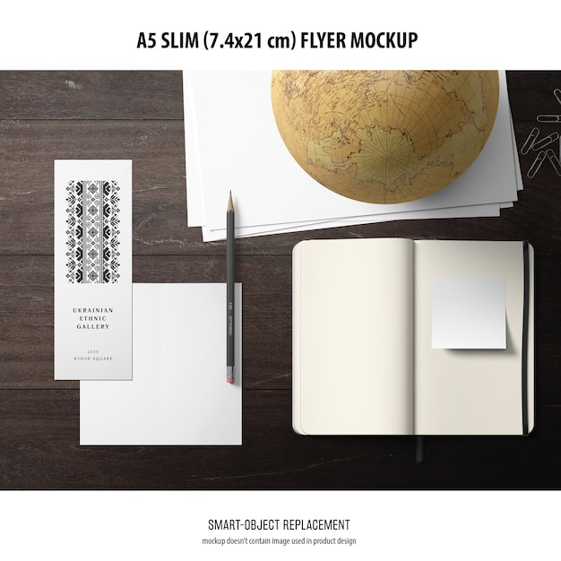 PSD gratuito a5 slim flyer mockup