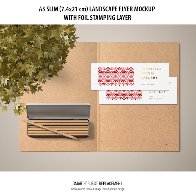 PSD gratuito a5 slim landscape flyer mockup