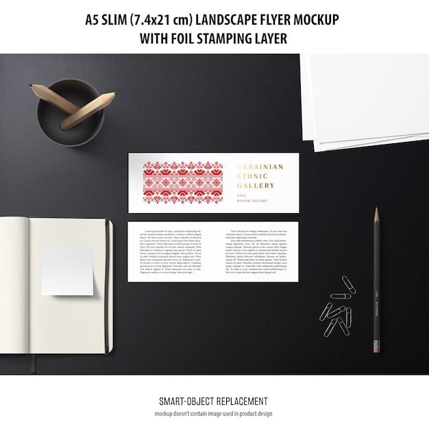 PSD gratuito a5 slim landscape flyer mockup