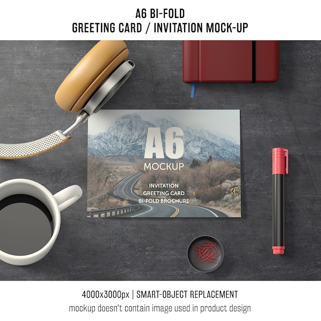 Free PSD a6 bi-fold greeting card mockup with coffee