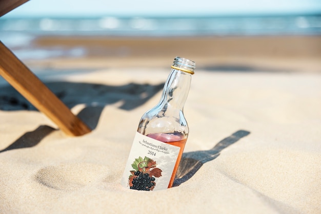 Бесплатный PSD Алкогольный напиток на песке