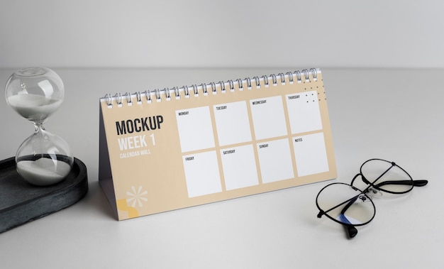 Arrangement of mock-up table calendar indoors Free Psd