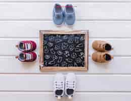 PSD gratuito mockup bambino con quattro paia di scarpe