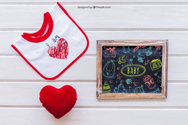 Mockup bambino con ardesia e cuore