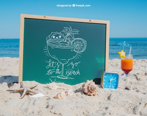 PSD gratuito concetto di spiaggia con ardesia e cocktail