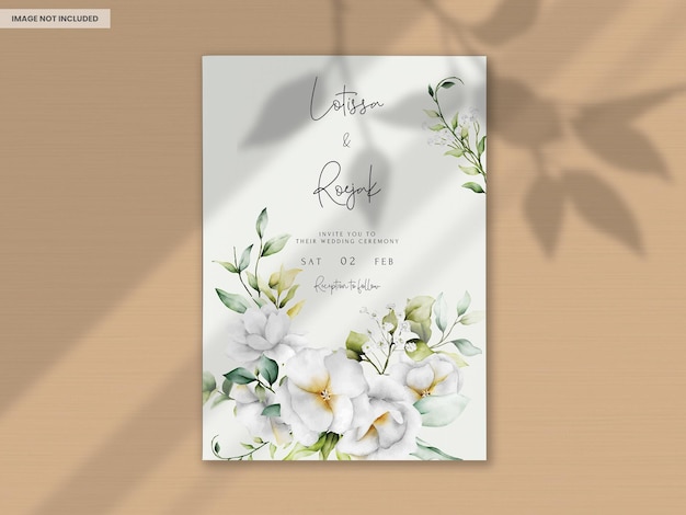 Bellissimo biglietto d'invito per matrimonio ad acquerello con foglie verdi e fiore bianco