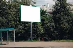Бесплатный PSD Рекламный щит с пустой поверхностью для рекламы