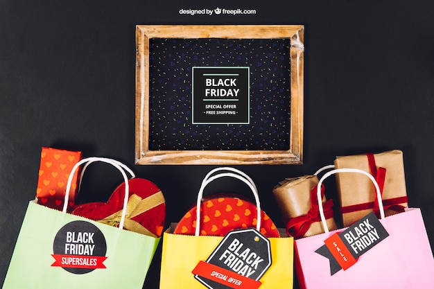 PSD gratuito mockup di friday nero con ardesia e sacchetti pieni di regali