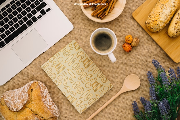 Composizione di copertina libro con colazione e computer portatile