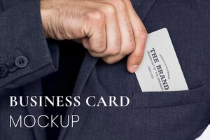Бесплатный PSD Макет визитной карточки в руке бизнесмена