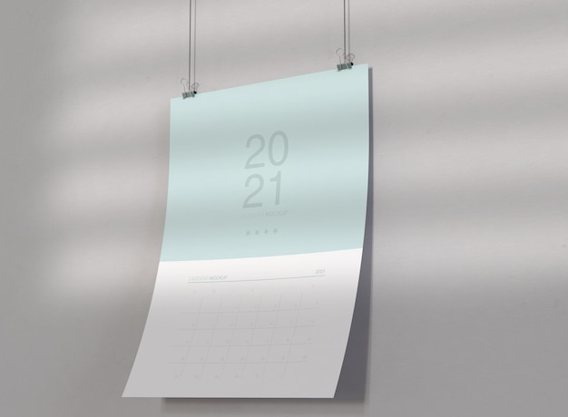 Мокап календаря, висящий на стене