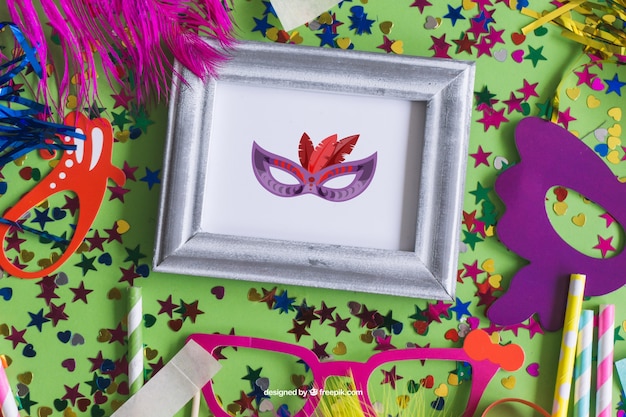 PSD gratuito carnevale disegno mockup con confetti colorati e maschere