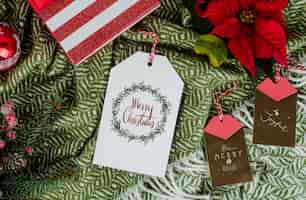 Бесплатный PSD Рождественский подарок с тегами поздравительных открыток