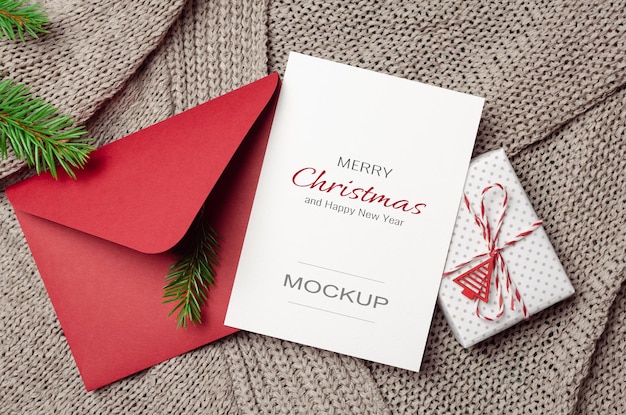 장식된 선물 상자, 빨간 봉투, 전나무 나뭇가지가 있는 크리스마스 인사말 카드 모형