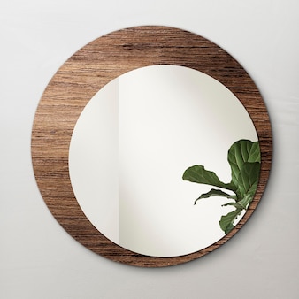 Круглое зеркало на деревянном фоне с макетом фигового листа скрипки
