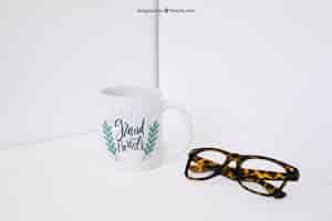 Бесплатный PSD Кофейная кружка макияж и очки