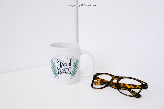 Free PSD coffee mug mockup and glasses