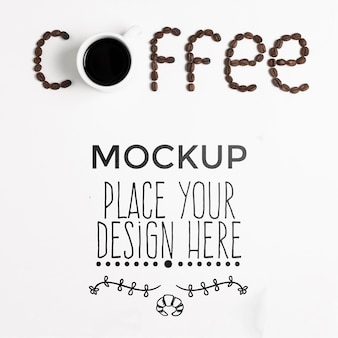 Parola di caffè scritta nel mock-up di chicchi di caffè